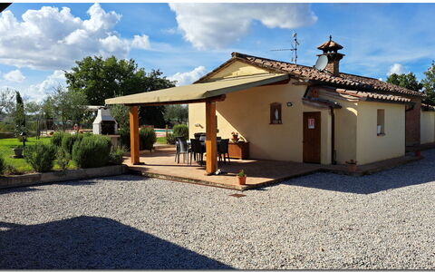 Villetta Di Cortona: Wolk, Lucht, Fabriek, Gebouw, Eigendom, Venster, Deur, Boom, Huis, Weg Oppervlak