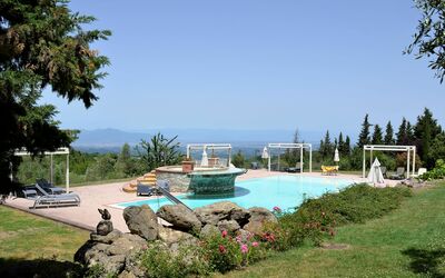 Villa Di Meletro: Fabriek, Water, Lucht, Eigendom, Boom, Vegetation, Land Lot, Natuurlijk Landschap, Arecales, Meer