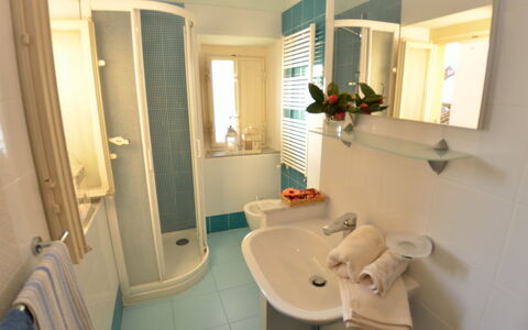 San Michele: Badkamer, Kamer, Eigendom, Badkamerkast, Badkamer Accessoire, Huis, Huis, Gebouw, Interieur Ontwerp, Onroerend Goed