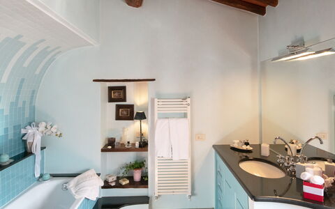 Villa Solaria: Eigendom, Gebouw, Plank, Bankstel, Hout, Interieur Ontwerp, Fotolijst, Woonkamer, Cabinetry, Stellingen