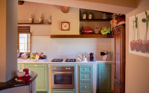 Villa Solaria: Cabinetry, Countertop, Eigendom, Gebouw, Keuken, Interieur Ontwerp, Hout, Toestel Van De Keuken, Oranje, Flooring