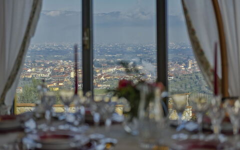 Villa Solaria: Tableware, Gebouw, Glaswerk, Drinkware, Lucht, Wijnglas, Textiel, Venster, Wolkenkrabber, Interieur Ontwerp