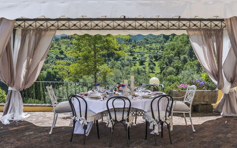 Villa Solaria: Eigendom, Meubilair, Tafelkleed, Kamer, Interieur Ontwerp, Gordijn, Canopy, Tafel, Schaduw, Onroerend Goed