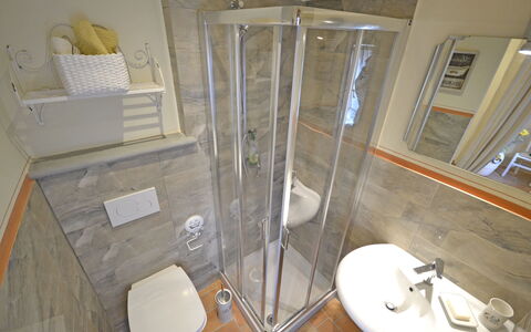 Appartamento Maccari: Eigendom, Badkamer, Kamer, Huis, Glas, Loodgieterswerkinrichting, Interieur Ontwerp, Verdieping, Tegel