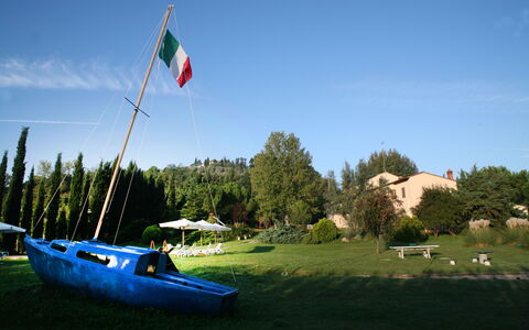 Agriturismo Girasole: Lucht, Boot, Vlag, Vervoer Over Water, Voertuig, Boom, Watercraft, Rivier, Landschap, Meer