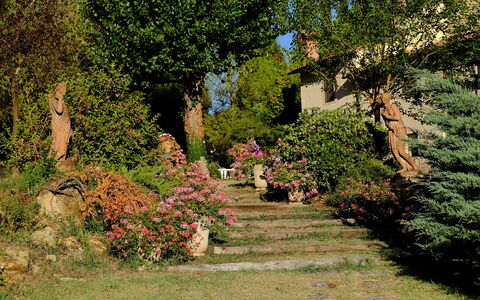 Agriturismo Girasole: Tuin, Vegetation, Boom, Botanische Tuin, Blad, Struik, Plantkunde, Gras, Fabriek, Biome