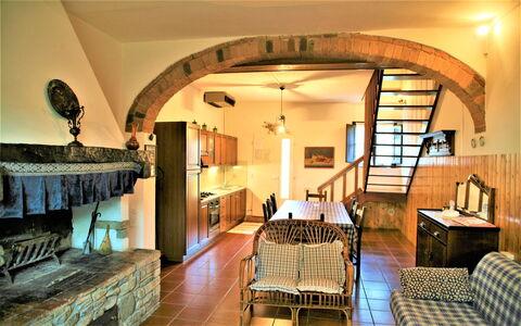 Agriturismo Girasole: Kamer, Eigendom, Gebouw, Interieur Ontwerp, Meubilair, Plafond, Huis, Onroerend Goed, Architectuur, Boog