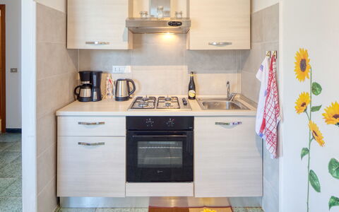 Olivi Del Mesco - Levanto: Kamer, Eigendom, Keuken, Cabinetry, Meubilair, Fornuis, Geel, Major Appliance, Countertop, Interieur Ontwerp