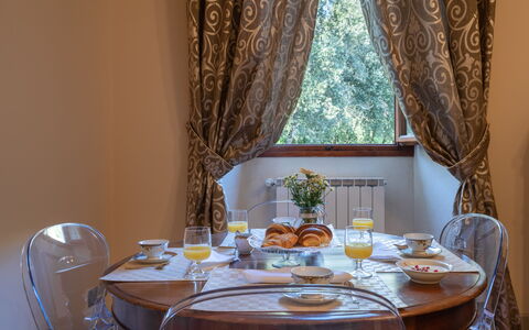 Il Marchese Di Ronta: Kamer, Eetkamer, Eigendom, Restaurant, Geel, Interieur Ontwerp, Tafel, Meubilair, Gordijn, Maaltijd