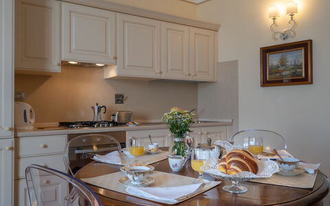 Il Marchese Di Ronta: Kamer, Eigendom, Countertop, Keuken, Meubilair, Cabinetry, Interieur Ontwerp, Gebouw, Onroerend Goed, Huis