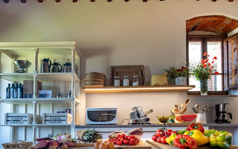 Borgo Gerlino: Kamer, Interieur Ontwerp, Plank, Countertop, Eigendom, Huis, Meubilair, Brunch, Gebouw, Keuken