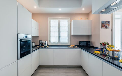 Villa Le Terme: Countertop, Kamer, Eigendom, Keuken, Cabinetry, Meubilair, Interieur Ontwerp, Gebouw, Plafond, Geel