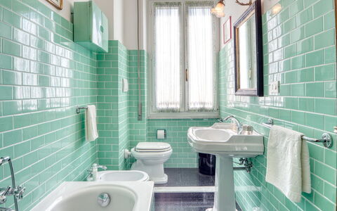 Apartment Mare Bello - Levanto: Badkamer, Kamer, Tegel, Eigendom, Turkoois, Purper, Interieur Ontwerp, Kraan, Loodgieterswerkinrichting, Architectuur