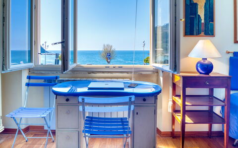 Apartment Mare Bello - Levanto: Blauw, Kamer, Meubilair, Majorelle Blue, Tafel, Eigendom, Azure, Interieur Ontwerp, Gebouw