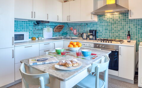 Apartment Mare Bello - Levanto: Kamer, Keuken, Eigendom, Countertop, Meubilair, Interieur Ontwerp, Cabinetry, Turkoois, Gebouw, Huis