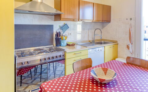 Giulia Apartment 2 - Levanto: Kamer, Eigendom, Keuken, Meubilair, Geel, Huis, Interieur Ontwerp, Gebouw, Countertop, Cabinetry