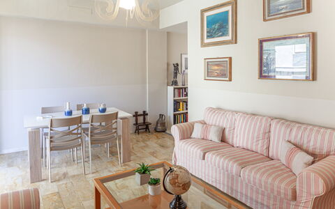 Giulia Apartment 2 - Levanto: Tafel, Meubilair, Bankstel, Fotolijst, Eigendom, Hout, Verlichting, Interieur Ontwerp, Flooring, Verdieping