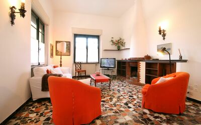 Maria: Kamer, Eigendom, Meubilair, Interieur Ontwerp, Woonkamer, Gebouw, Oranje, Verdieping, Tafel, Onroerend Goed