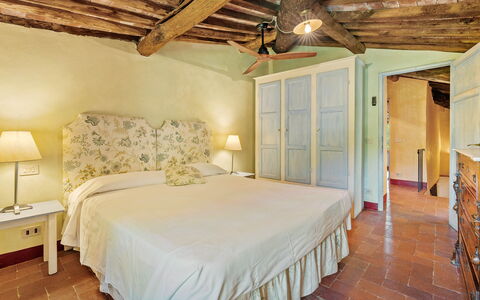Bottino: Meubilair, Muur, Interieur Ontwerp, Flooring, Slaapkamer, Bed, Verdieping, Plafond, Laken, Kamer