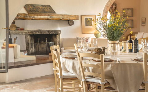 Camporempoli: Meubilair, Interieur Ontwerp, Tafel, Stoel, Verlichting, Keuken En Eettafel, Tableware, Flooring, Kamer, Eetkamer