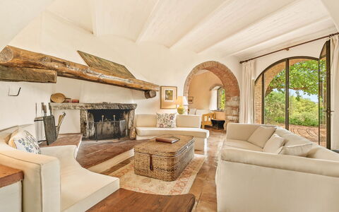 Camporempoli: Muur, Meubilair, Architectuur, Huis, Plafond, Woonkamer, Bankstel, Villa, Stoel