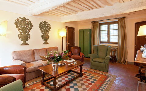 Casavecchia: Bruin, Meubilair, Eigendom, Bankstel, Venster, Hout, Fabriek, Kamerplant, Interieur Ontwerp, Woonkamer