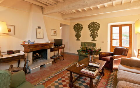 Casavecchia: Meubilair, Fotolijst, Eigendom, Tafel, Bankstel, Fabriek, Venster, Hout, Interieur Ontwerp, Verdieping