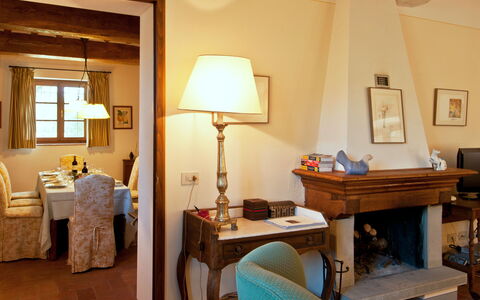 Casavecchia: Meubilair, Tafel, Gebouw, Venster, Fotolijst, Hout, Comfort, Verlichting, Lamp, Verdieping