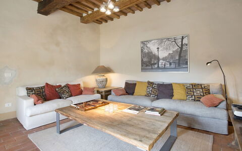 Chiodo: Kamer, Meubilair, Eigendom, Woonkamer, Interieur Ontwerp, Tafel, Verdieping, Gebouw, Huis, Muur