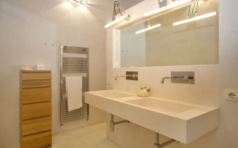 Chiodo: Kamer, Badkamer, Eigendom, Interieur Ontwerp, Meubilair, Gebouw, Verdieping, Architectuur, Huis, Wastafel