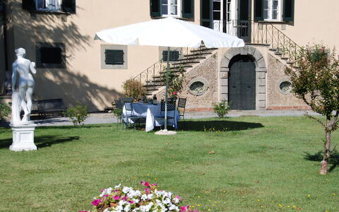 Fubbiano: Eigendom, Huis, Werf, Gazon, Backyard, Huis, Tuin, Gebouw, Gras, Landscaping