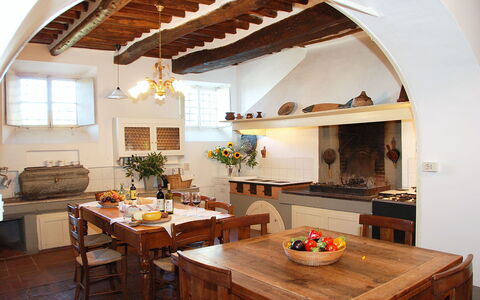 Fubbiano: Kamer, Eigendom, Gebouw, Meubilair, Plafond, Interieur Ontwerp, Straal, Huis, Countertop, Tafel