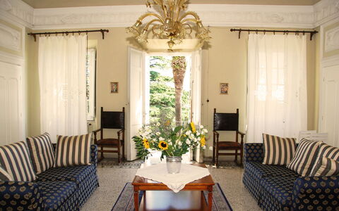 Fubbiano: Woonkamer, Kamer, Interieur Ontwerp, Meubilair, Eigendom, Gebouw, Plafond, Geel, Huis, Gordijn