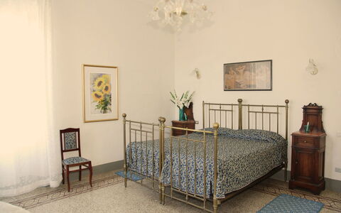 Fubbiano: Kamer, Meubilair, Slaapkamer, Eigendom, Bed, Bed Frame, Interieur Ontwerp, Laken, Huis, Verdieping