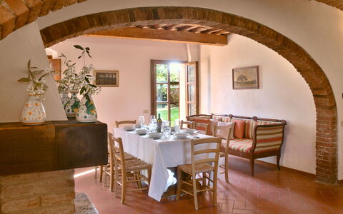 La Capanna: Meubilair, Interieur Ontwerp, Muur, Hout, Tafel, Flooring, Stoel, Keuken En Eettafel, Eetkamer, Verlichting