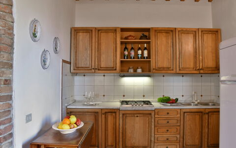 La Capanna: Keuken, Countertop, Meubilair, Cabinetry, Hout, Interieur Ontwerp, Toestel Van De Keuken, Flooring, Major Appliance, Kast