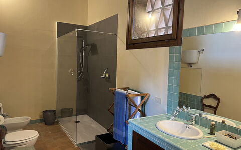 La Corte Di Campalli: Spiegel, Eigendom, Wastafel, Loodgieterswerkinrichting, Kraan, Wastafel In De Badkamer, Badkamer, Interieur Ontwerp, Verlichting, Purper