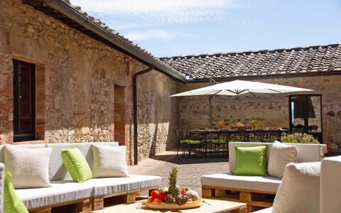 La Corte Di Campalli: Tafel, Fabriek, Meubilair, Lucht, Eigendom, Wolk, Bankstel, Bloempot, Kamerplant, Schaduw