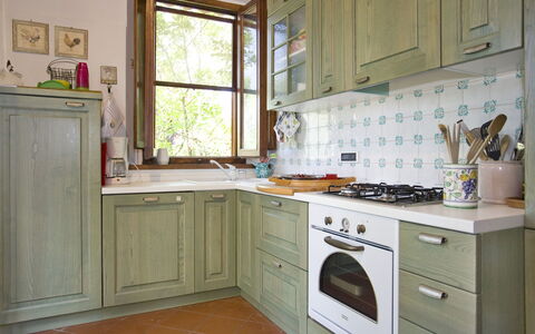 La Fonte: Countertop, Cabinetry, Keuken, Kamer, Meubilair, Eigendom, Verdieping, Interieur Ontwerp, Gebouw, Fornuis