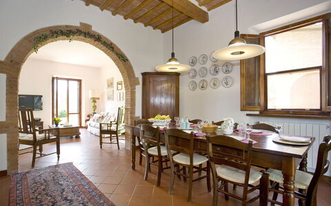 La Fonte: Kamer, Eigendom, Gebouw, Interieur Ontwerp, Meubilair, Eetkamer, Plafond, Huis, Tafel, Onroerend Goed