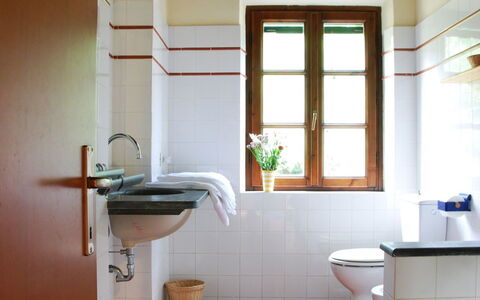 Magrini: Kamer, Badkamer, Eigendom, Gebouw, Interieur Ontwerp, Plafond, Huis, Verdieping, Architectuur, Daylighting