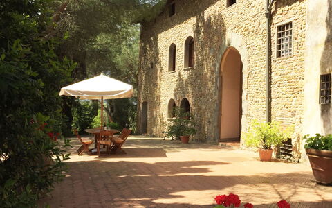 Malmantile: Eigendom, Gebouw, Binnenplaats, Patio, Hacienda, Onroerend Goed, Huis, Landgoed, Backyard, Landscaping