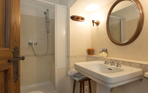 Malmantile: Badkamer, Kamer, Kraan, Eigendom, Wastafel, Wastafel In De Badkamer, Badkamerkast, Badkamer Accessoire, Interieur Ontwerp, Muur