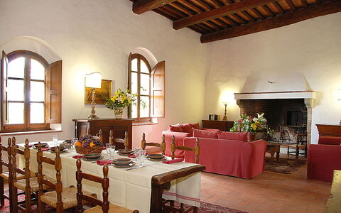 Malmantile: Gebouw, Kamer, Eigendom, Interieur Ontwerp, Restaurant, Meubilair, Plafond, Tafel, Huis, Architectuur