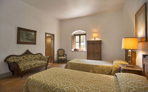 Malmantile: Slaapkamer, Kamer, Meubilair, Bed, Laken, Eigendom, Interieur Ontwerp, Bed Frame, Bedding, Gebouw