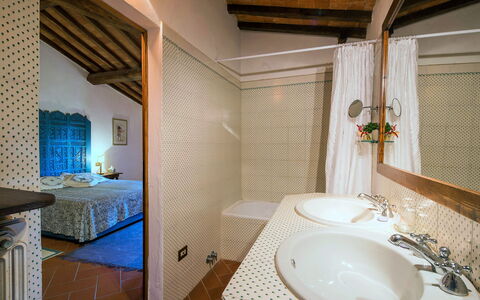 Pozza Di Volpaia: Eigendom, Kraan, Loodgieterswerkinrichting, Wastafel, Gebouw, Hout, Badkamer, Wastafel In De Badkamer, Interieur Ontwerp, Architectuur