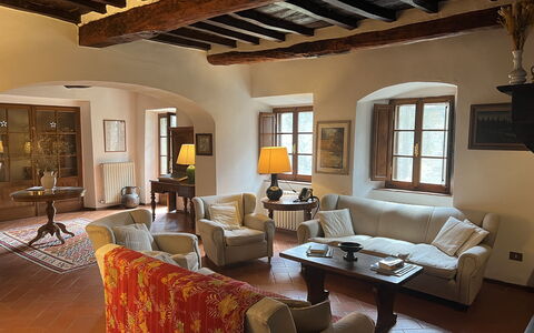 Pozza Di Volpaia: Tafel, Meubilair, Bankstel, Eigendom, Venster, Fotolijst, Woonkamer, Interieur Ontwerp, Stoel, Architectuur