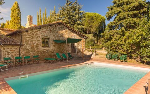 Pozza Di Volpaia: Water, Lucht, Fabriek, Gebouw, Eigendom, Zwembad, Venster, Natuur, Azure, Boom