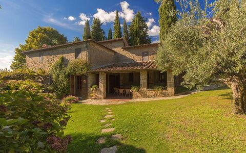 Pozza Di Volpaia: Wolk, Lucht, Fabriek, Gebouw, Natuurlijk Landschap, Boom, Land Lot, Venster, Huis, Verblijf