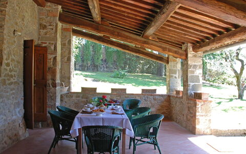 Pozza Di Volpaia: Eigendom, Fabriek, Meubilair, Tafel, Stoel, Boom, Schaduw, Interieur Ontwerp, Venster, Hout